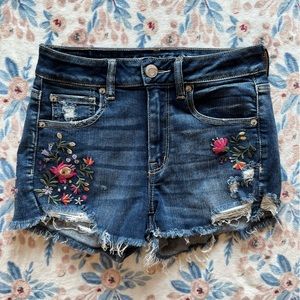American Eagle jean shorts w/ cute floral design. Size 6